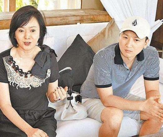 除了邱嘉雄自己的个人能力之外,邱嘉雄还曾得到了自己媳妇蔡贵照