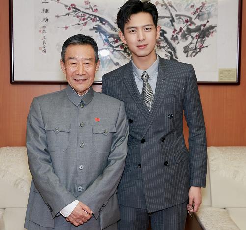 李雪健李现出席同一活动合照宛如父子李雪健献墨宝引网友大赞