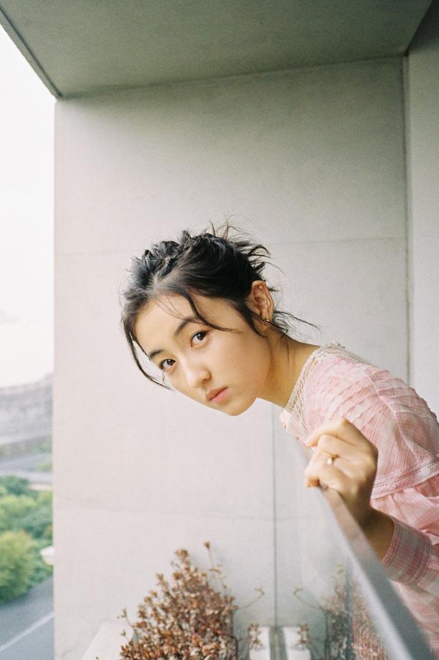 00后小花素颜参加高考艺考眼神有戏人缘好就算不漂亮也能走红