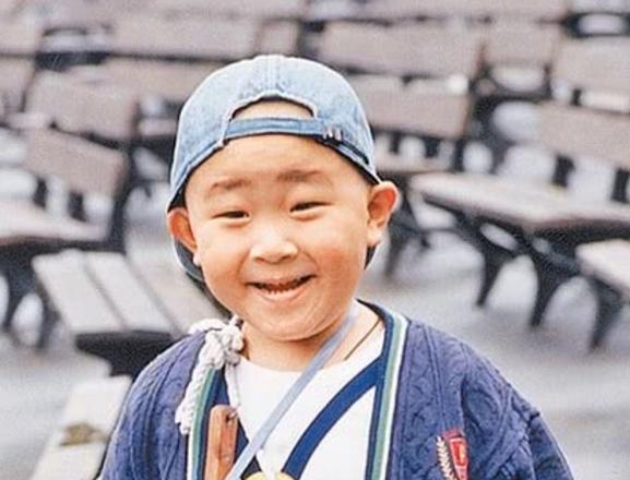 4岁拍戏走红,赚得雄厚财产,却被妈妈一夜赔光,今29岁无戏可拍|释小龙