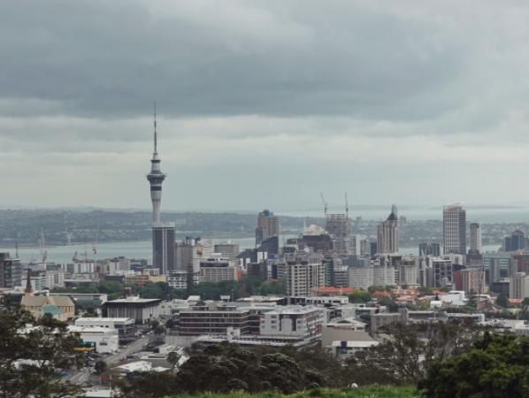 世界上最“无奈”的国家,房子被中国人买走,当地人却无房可住