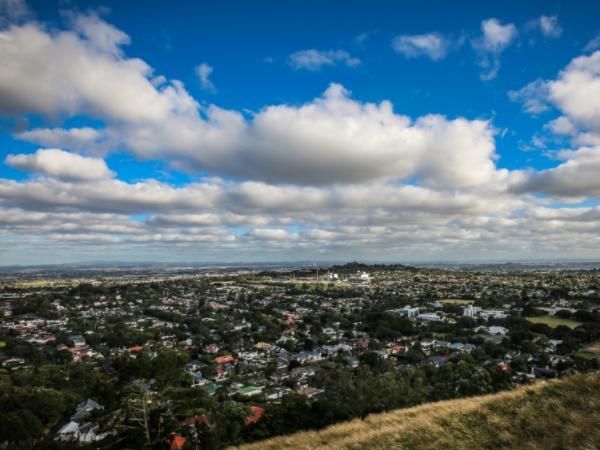 世界上最“无奈”的国家,房子被中国人买走,当地人却无房可住