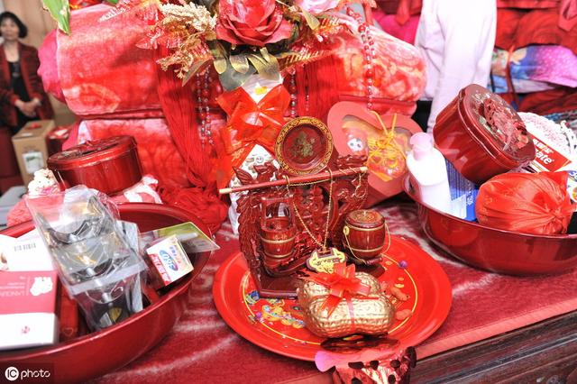 "我们出了15万彩礼,还买了房,你嫁妆呢?""您瞎吗?