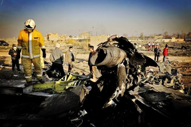 伊朗抗议游行仍在持续!苏莱曼尼遗像成发泄对象,被民众撕碎踩踏