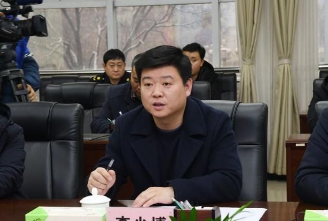 临渭区副区长李少博主持汇报会.记者 冯天丽摄