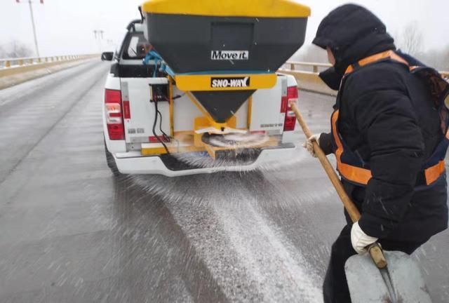 雨雪悄至渭南城 市政紧急出动排险情