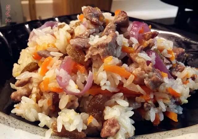 灵魂拷问:吃新疆手抓饭,真的要用手抓吗?网友:涨知识了