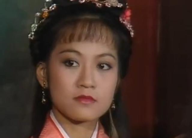 韩小莹的扮演者叫斑斑,出生1953年,早期还与姐姐和四名男生组成一个