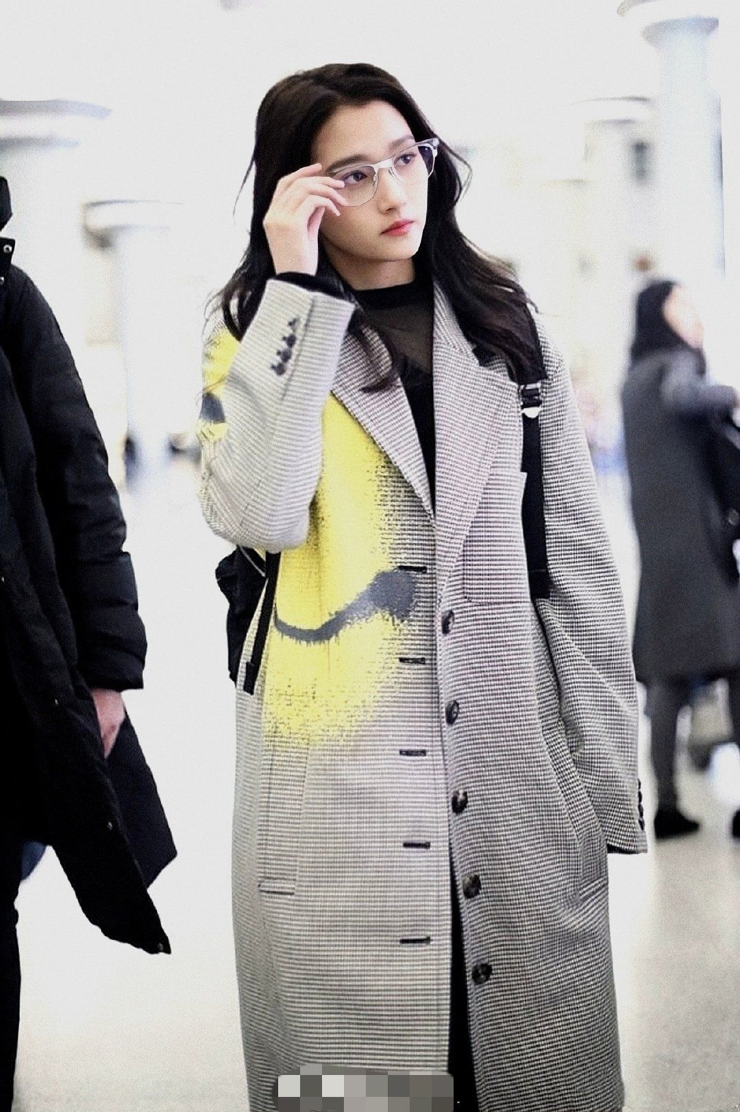 跟着关晓彤学大衣穿搭!长款风衣搭配渔夫帽,大壮标签终于可以撕