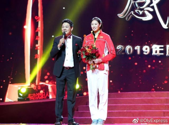 颜妮当选"感动沈阳"年度人物,带妆登台领奖美出新高度