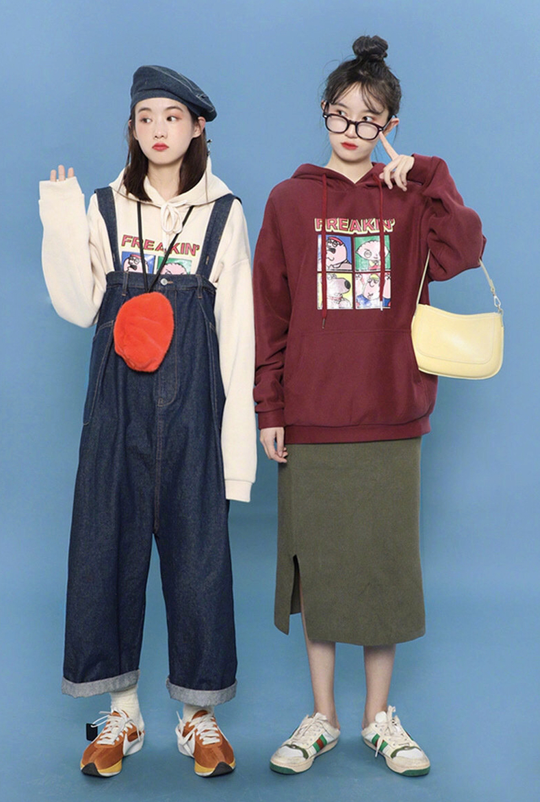 减龄cp穿搭,莫过于这组了.背带裤搭配卫衣,半身裙搭配卫衣.