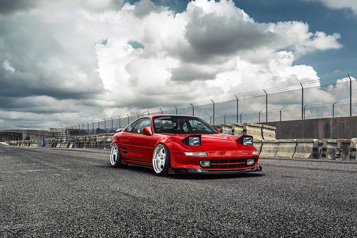 改装法拉利红色色调的1991版丰田mr2