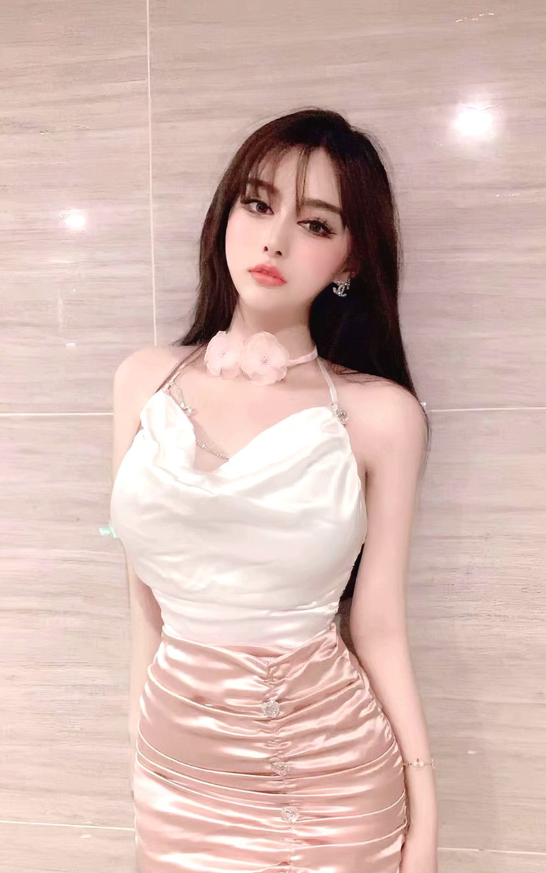 模特小姐姐私拍,性感的穿着展现迷人身姿,妆容精致又性感