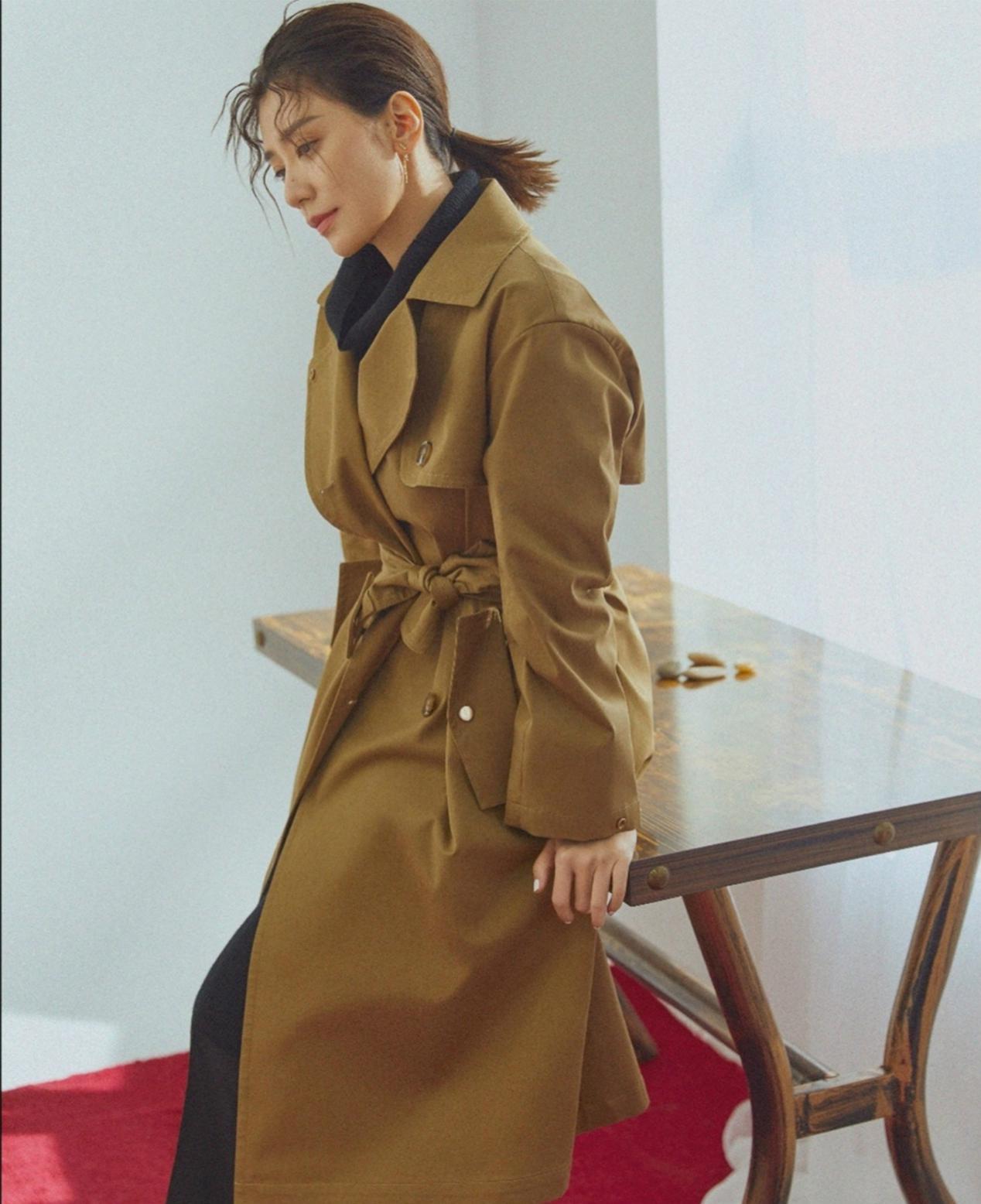 贾静雯大衣穿出了新高度,内搭黑色高领衫真时髦,龙须刘海很高级