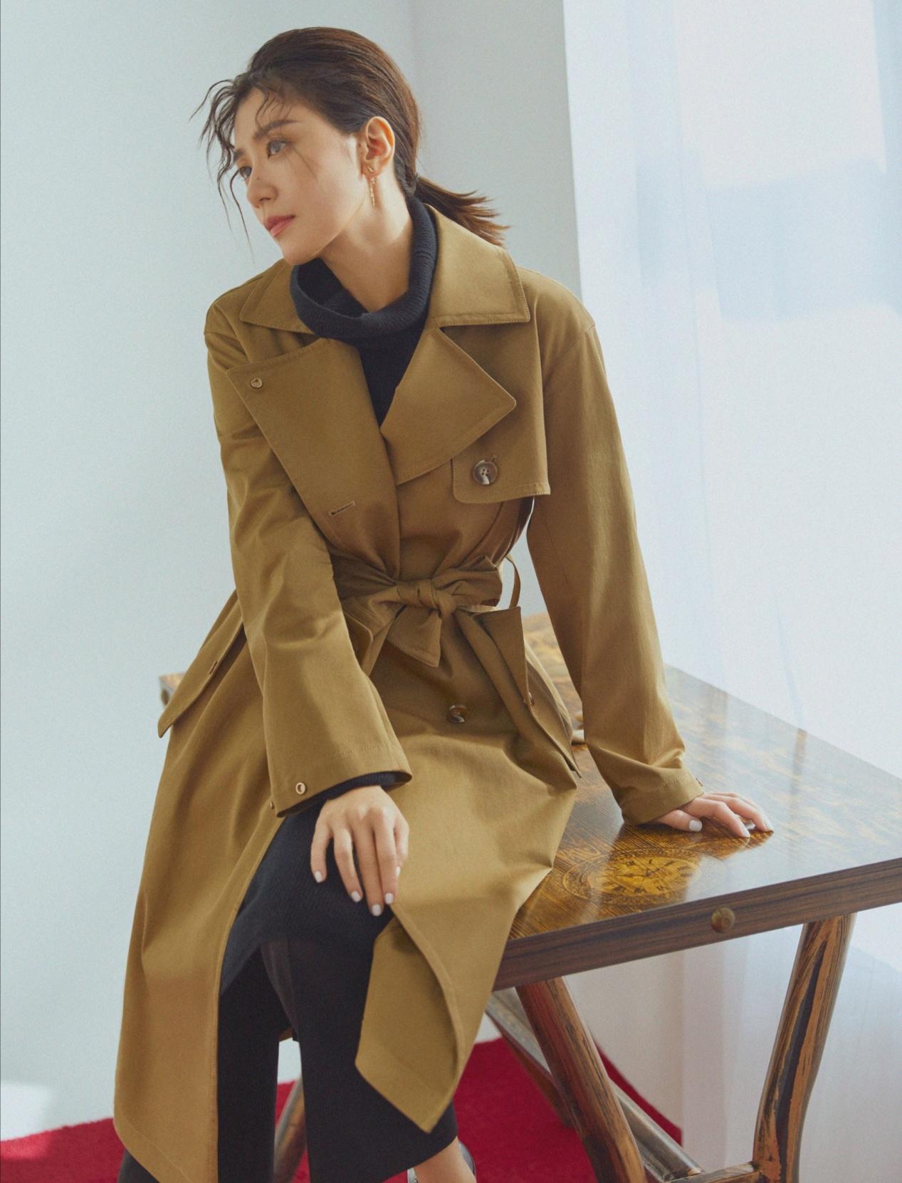 贾静雯大衣穿出了新高度,内搭黑色高领衫真时髦,龙须刘海很高级