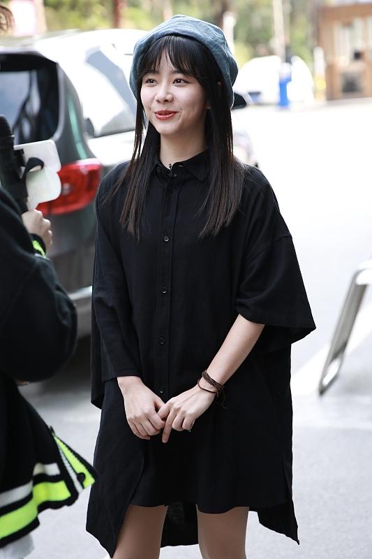 谭松韵戴贝雷帽长发披肩 对镜甜笑动人 穿大衬衫不惧寒冷秀长腿