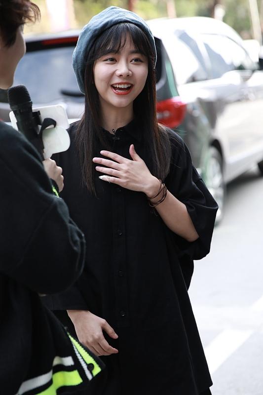 谭松韵戴贝雷帽长发披肩 对镜甜笑动人 穿大衬衫不惧寒冷秀长腿