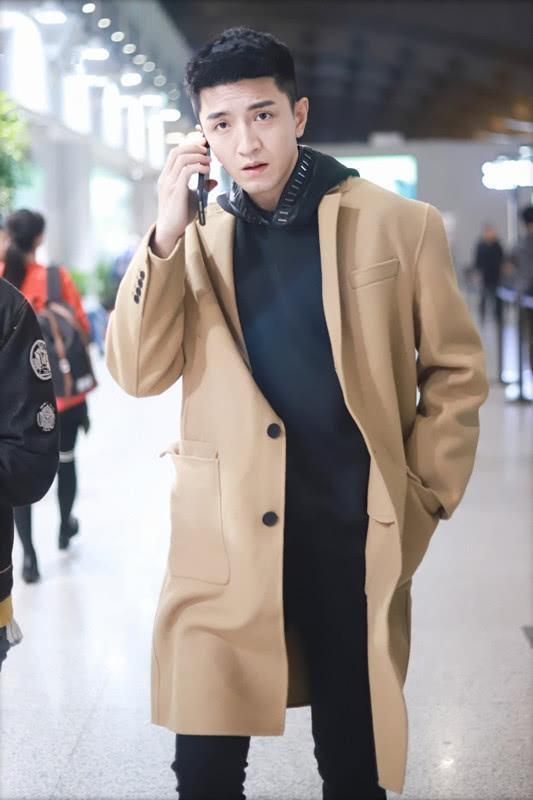 金瀚私服身穿卡其色风衣脚穿马丁靴高个男生这么穿才显得帅气