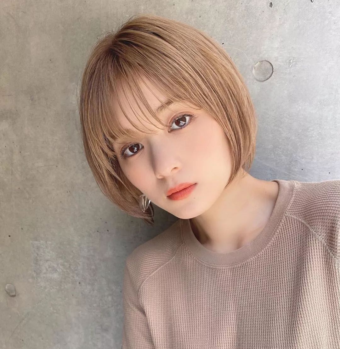 浅色发色例如奶茶色,浅啡色十分适合剪这类发型,充满日系味道