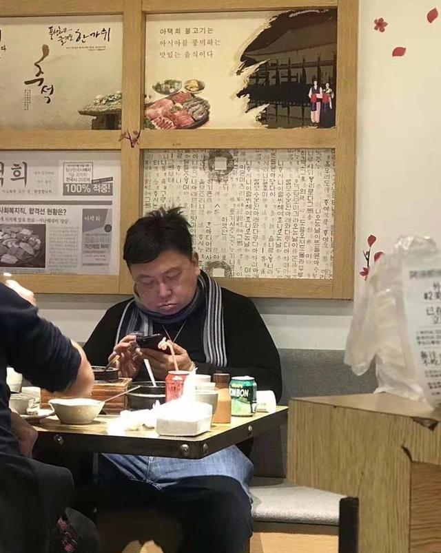 王晶外出吃饭被偶遇,头发凌乱低头玩手机很接地气