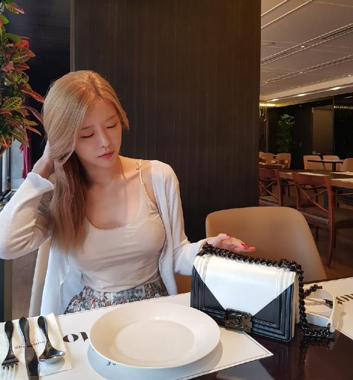 尹素婉正式回归,一天收获60万粉丝,曾经的熊猫一姐又来了