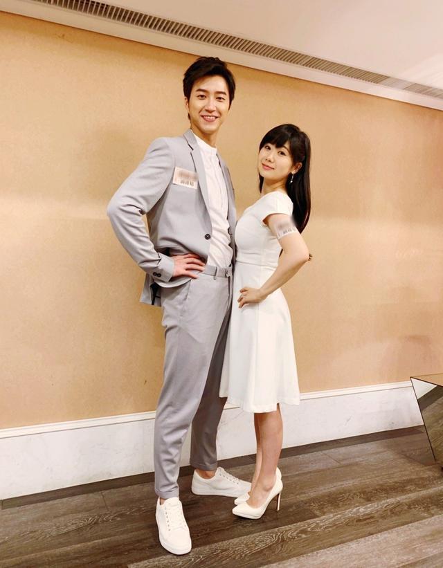 夫妻俩参加年会江宏杰高大帅气福原爱娇小玲珑身高似150