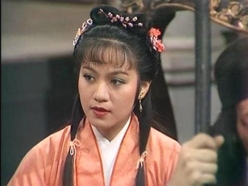 拍完《射雕》后,斑斑主要以演员和主持出现在观众视野,在荧屏上也多数