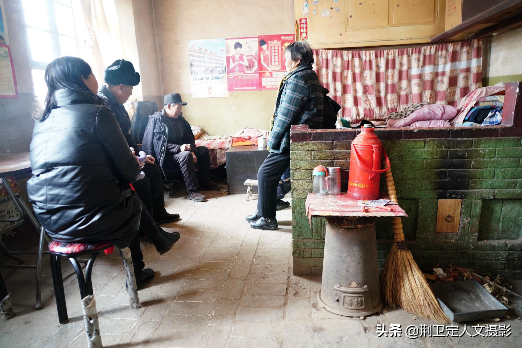 山西农民大叔取暖有妙招1只大铁箱子管1冬啥情况
