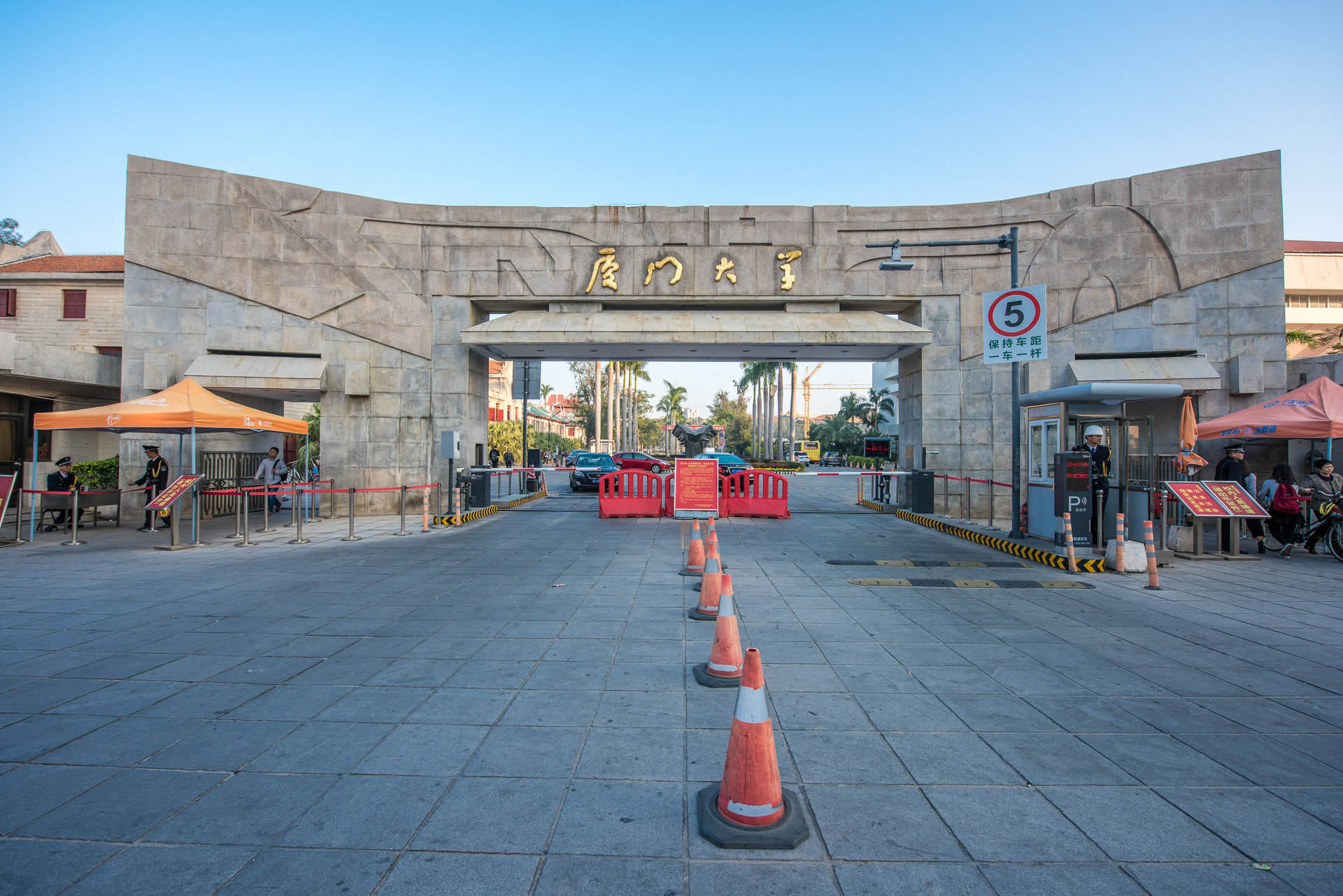 厦门大学它的录取分数线又比厦门大学低,可能很多考生与家长就会有