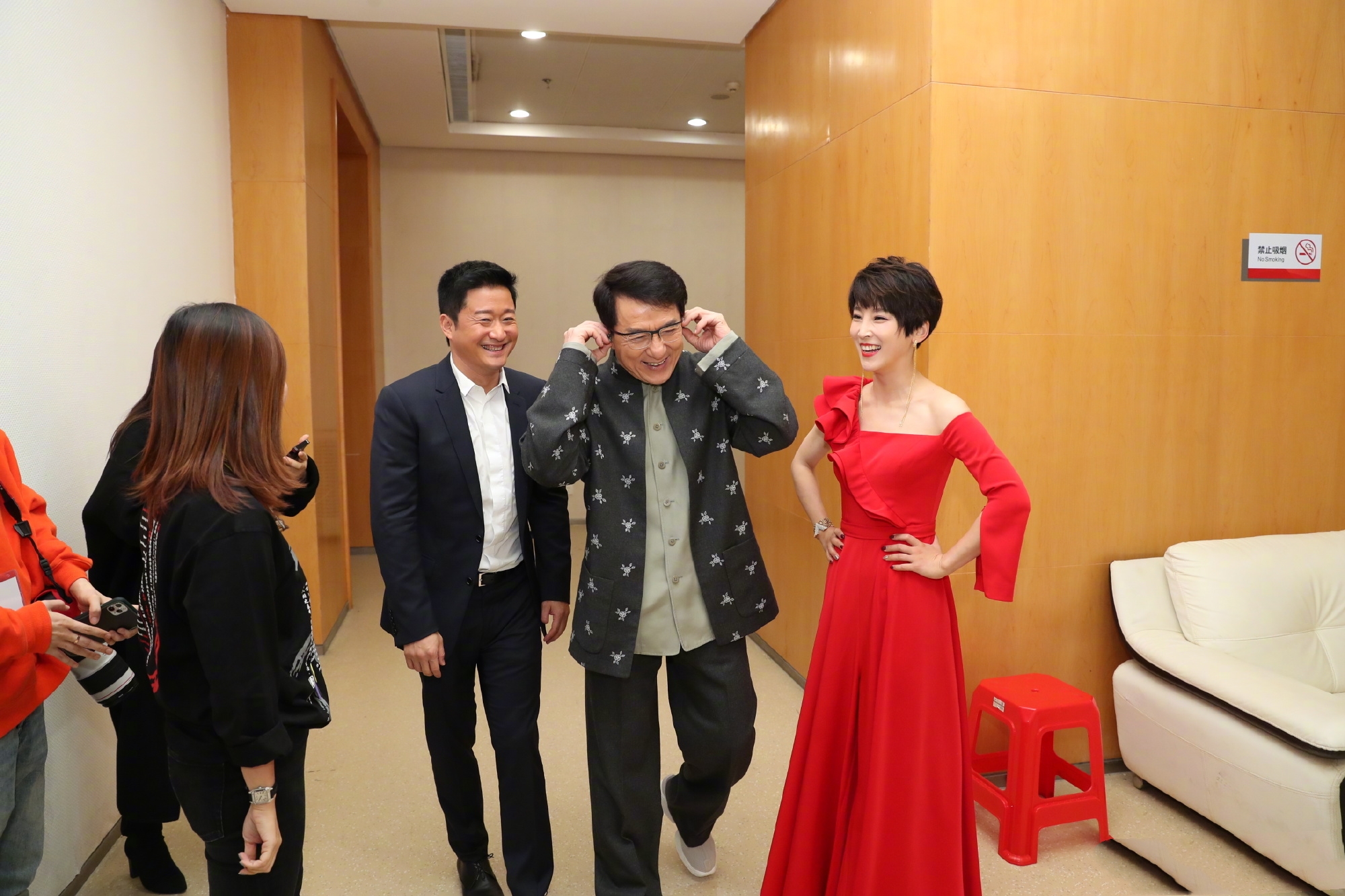 吴京夫妇同框营业,拉上成龙合拍终于不是人形立牌,妻子红裙美艳