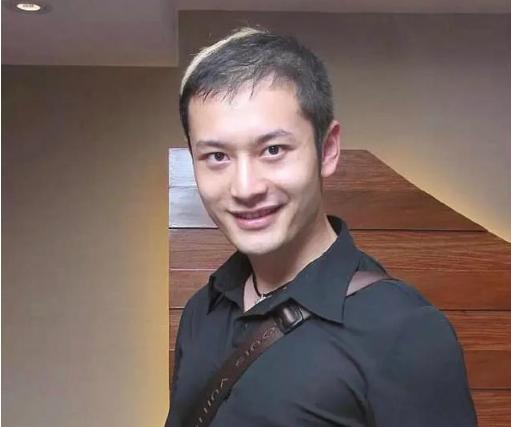 黄晓明旧照头发稀疏像个小老头,一笑好油腻,对比之下现在太顺眼