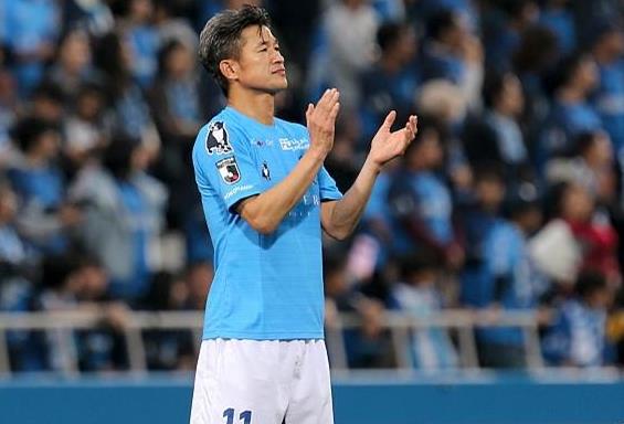 近日,三浦知良的队友,现年38岁的松井大辅晒出球队在游泳池中的训练照