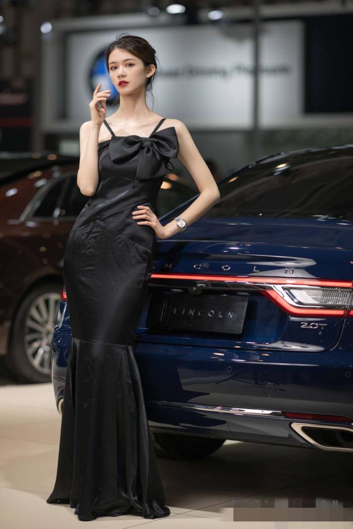 美女模特一袭黑色礼服,尽显高贵气质!