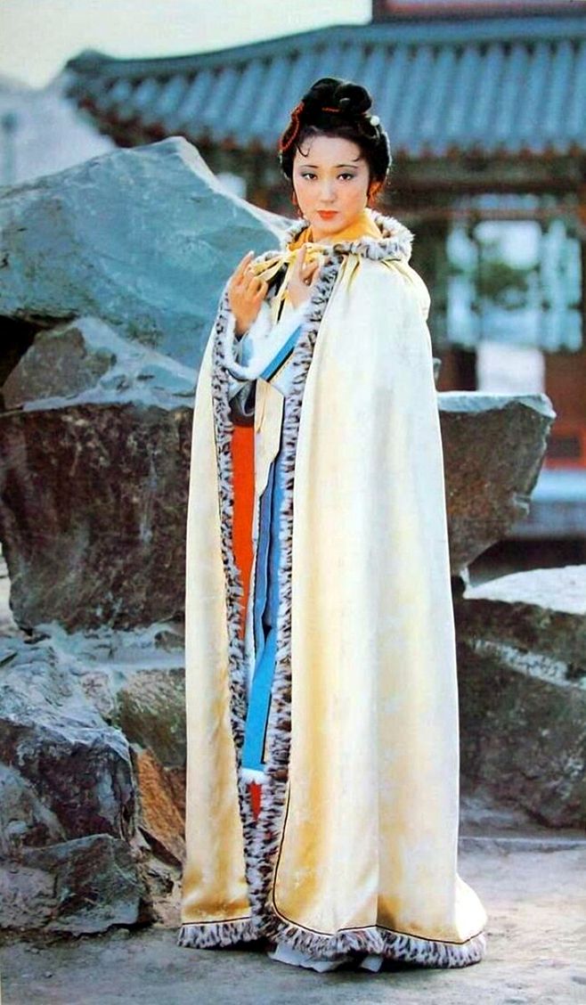 87版《红楼梦》:林妹妹仙照组图,拿孔雀翎毛的是定妆照