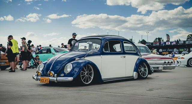 改装蓝白双拼色的1967款经典大众甲壳虫浓郁的复古气息
