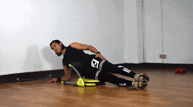 内侧腿支撑身体,上侧手臂置于臀部侧面,用腹部进行发力,将臀部向上抬