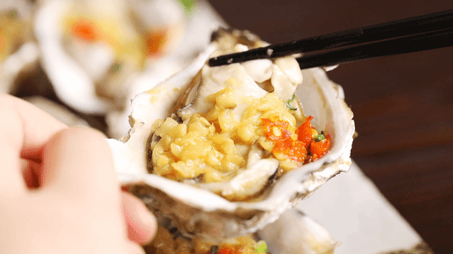 高压锅生蚝巴掌大的蚝来的人吃一锅都不够