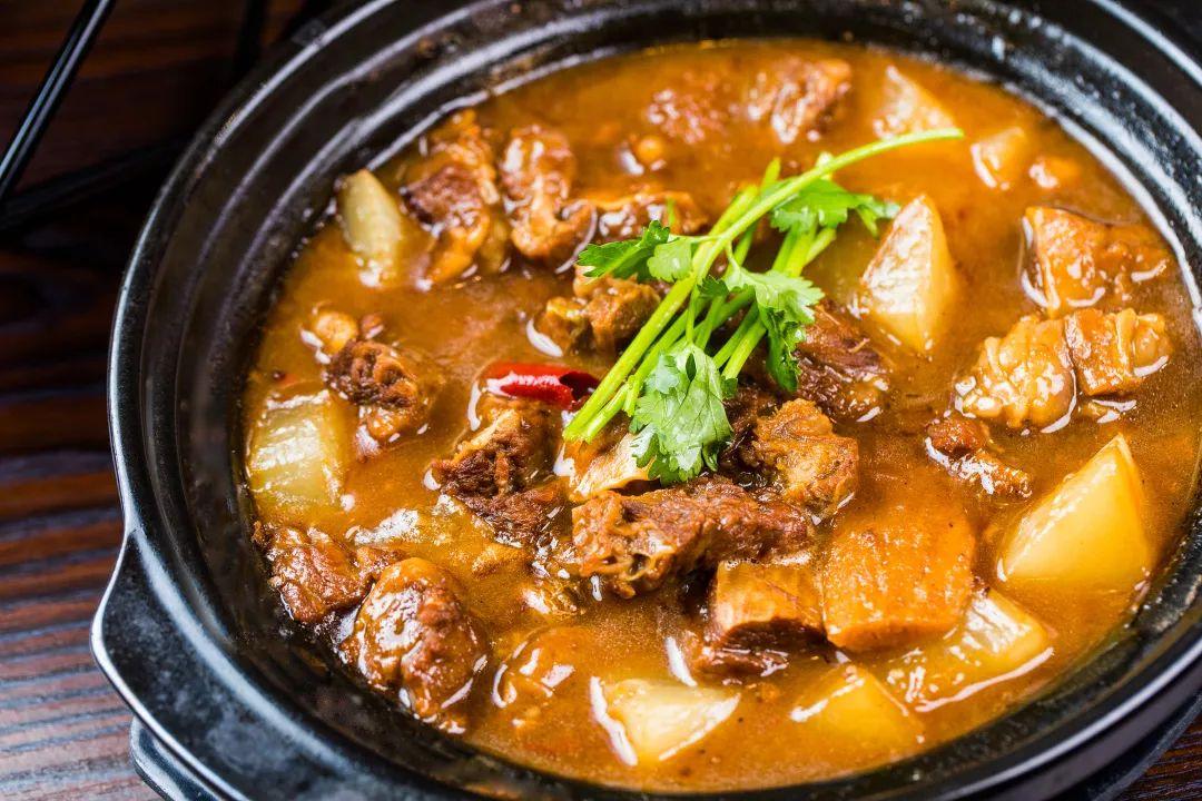 牛腩煲是熟客推荐.