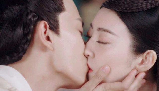 古装剧中的唯美吻戏,杨颖蜻蜓点水,看到张馨予,网友:太拼了!