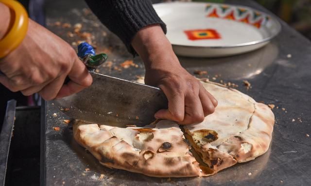 新疆最具烟火气的美食,炭火烤熟形如巨盘