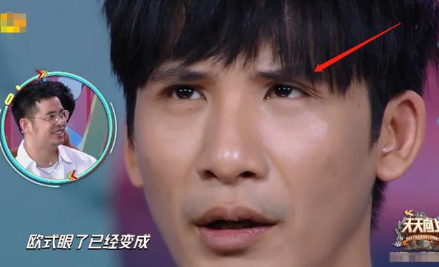 在给大张伟贴双眼皮贴的时候,我们能够看到王一博的表情非常认真,小心