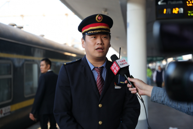 红木棉守护你回家采访广州客运段京广六组列车长王刚