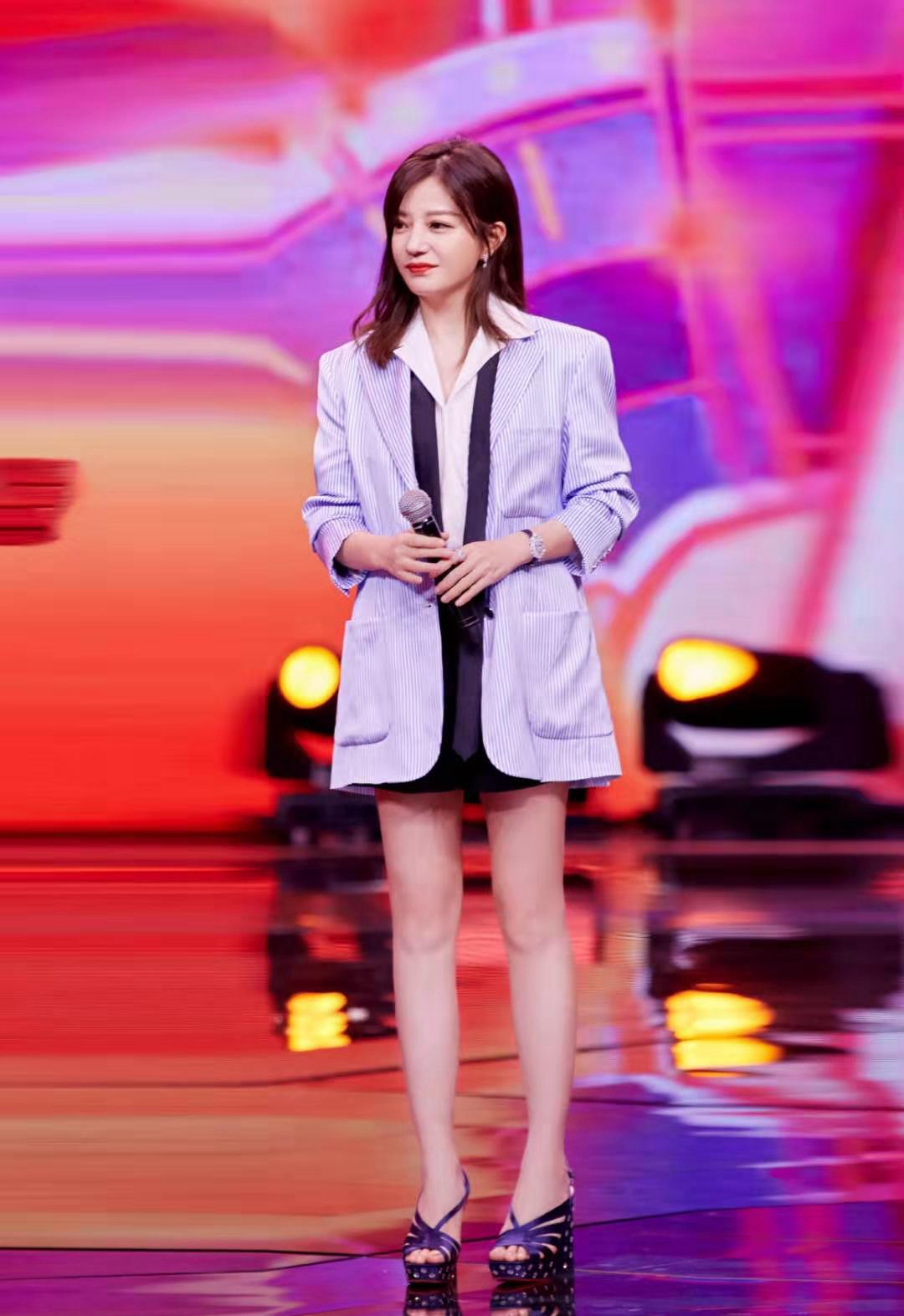 赵薇林心如再同框,一个西装裙大秀美腿,一个穿红裙美得耀眼!