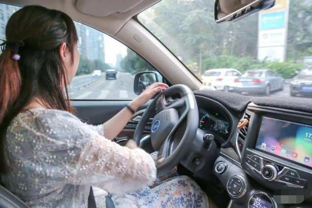 山东最牛女司机车尾贴着6张纸路人见了不敢踩油门