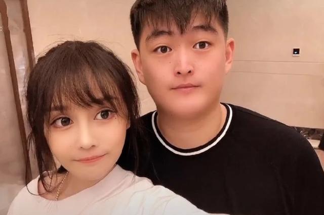 阔气请友人打台球,模样与走路都神似老爹|赵一楠|赵本山|台球_新浪