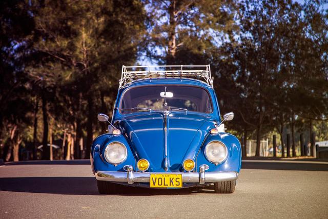 改装蓝白双拼色的1967款经典大众甲壳虫浓郁的复古气息