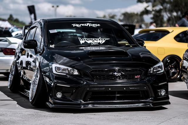 将这辆2015款斯巴鲁wrx sti改装完美的"黑化"性能车姿态