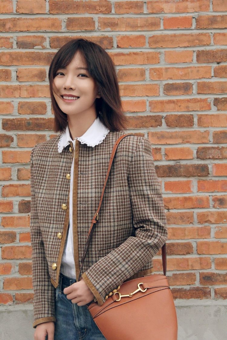 王珞丹私服美照穿2万8的格纹外套配牛仔裤身形修长简单知性
