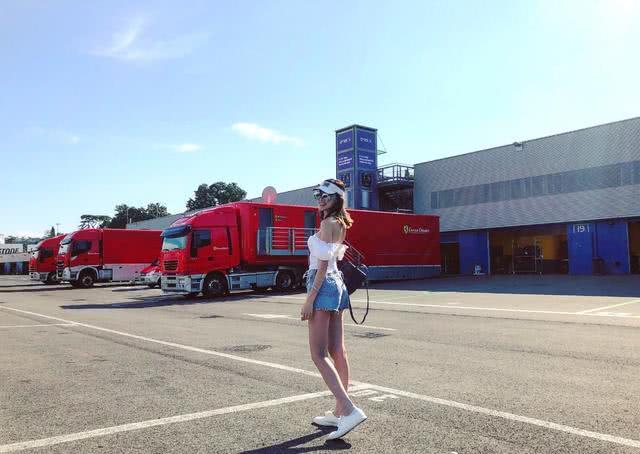 林志忆穿着抹胸裙,身材非常好,完全就是模特的身材!