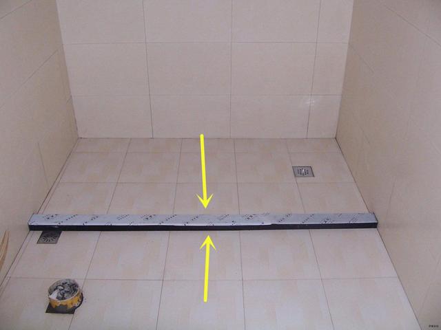 很好奇卫生间装长条地漏为什么师傅要装在淋浴房门边